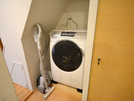Washing machine with dryer